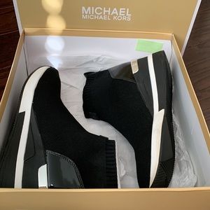 EXCELLENT CONDITION! Michael Kors Black Skylar fabric bootie size 7.5